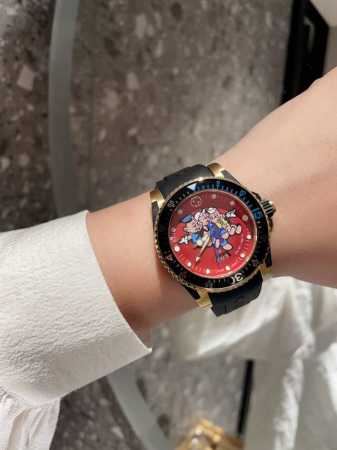 原单品质 古驰 Gucci新款中性潜水表，40 Mm表径，以品牌标志性动物图案和夜光显示为表盘。应用不锈钢材质，经缎面拉丝润饰，并搭配与表盘配色一致的橡胶表带。 - 点击图像关闭