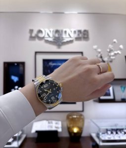 浪琴这块‘绿金鱼’给我包起来！ 宝子们！康卡斯这配色真的真的少见！ “帝王绿+土豪金”组合，戴上手直接闪兄弟们 潜水表？不！这是社交货币！ 防水300米=洗澡忘
