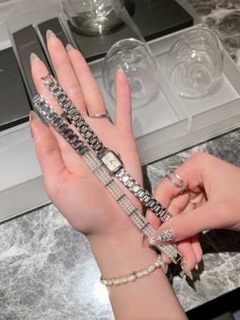 金白 最最最新款的阿玛尼套装女款ar11323，方形小表盘手表+三层细珍珠手链，阿玛尼人鱼公主，淡水珍珠手链搭配珍珠贝母手表，上手也太漂亮了，这是什么神仙设计啊 - 点击图像关闭