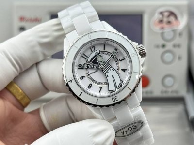 J12-“公仔图案”系列 DDD 2026最新款，香奈儿腕表创意工作室再次赋予J12腕表新的诠释，在保留经典元素的同时，带来了焕然一新的惊喜设计。黑色和白色精密