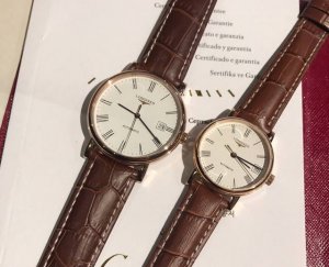 发货实拍，Longines浪琴瑰丽系列情侣腕表此款腕表采用自动上链超薄机械机芯，独特设计字面， 316精钢表壳，耐刮蓝宝石玻璃镜面 精钢表带--三折式安全表扣和