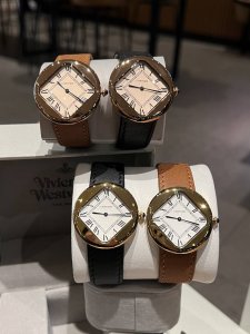 新品卡地亚 1972年推出的原型表款已被纳入卡地亚典藏，鹅卵石般的圆润表壳将圆形 表壳 与方形 表盘 巧妙相融，呈现简约优雅美感。作为卡地亚制表历史的里程碑之作