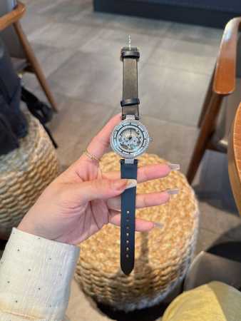 卡地亚 Cartier 行走的豹子，升级版全钢壳套镶满施华洛世奇钻，手腕轻轻摆动 度完美旋，搭配最出彩绢丝带，防刮花玻璃，进口石英机芯，满满设计感，引人注目，尺 - 点击图像关闭