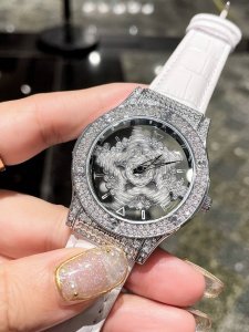 时来运转精致奢华的五芒星表盘设计外表浪漫柔美曲线流露优雅气质优质轴承匠心打造拒绝卡盘异响兼具趣味与品质透底底盖洞悉时光，悬浮刻度便于读时，真空电镀真皮表带，生活