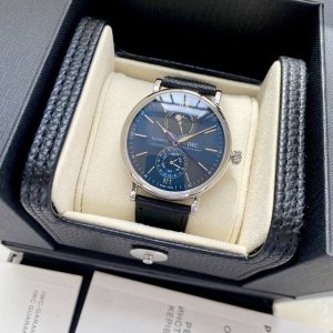 玫瑰金+20Iwc柏涛菲诺系列Iw3 01腕表是品牌推出的第一款配备全新自主研发全历模块的作品！ 而其他款式不同，此次表盘采用“上下双眼”布局，12点字位显示星