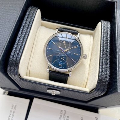 玫瑰金+20Iwc柏涛菲诺系列Iw3 01腕表是品牌推出的第一款配备全新自主研发全历模块的作品！ 而其他款式不同，此次表盘采用“上下双眼”布局，12点字位显示星