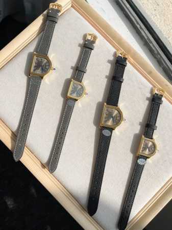 白 金 卡地亚cloche 腕表的历史可以追溯至1920年，是 Cartier 产量最少的系列作品之一。腕表得名于奇特的表壳形状 水平放置时看起来如同一枚 桌面 - 点击图像关闭