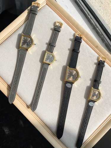 白 金 卡地亚cloche 腕表的历史可以追溯至1920年，是 Cartier 产量最少的系列作品之一。腕表得名于奇特的表壳形状 水平放置时看起来如同一枚 桌面