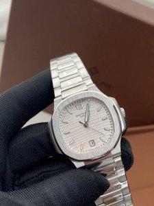 人间小富婆得选择 时尚优雅女士鹦鹉螺7118系列。 这绝对是百达斐丽的毕业款啦 小红书刷不完的种草 简约素净 佩戴起来非常素雅大气 女神必备款 尺寸35Mm 石
