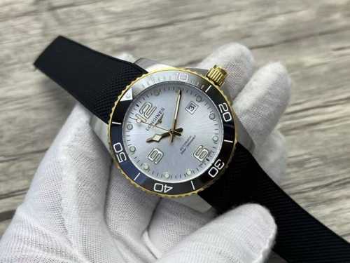 金+20康卡斯同步原版。专柜主力走量系列，尺寸43Mm，舒适贴合且不失儒雅。专为求追卓越品质和拥优有雅态度的品味人设士计 浪琴 Longines 康卡斯水潜系列