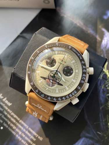 配盒离年轻最近的一次 就是拥有这款联名登月表 Omega X Swatch 到底是个怎样的联名表钟表界两个顶级大牌 Omega 和Swatch 首次联名 出了一