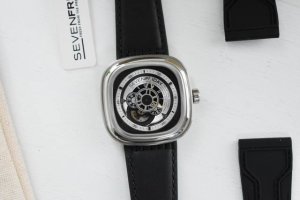 支持香港、美国直邮 原单七个星期五sevenfriday 101B 01，原装西铁城miyota进口机芯！尺寸47X47.6Mm！316L精钢壳身打磨细腻砂纹