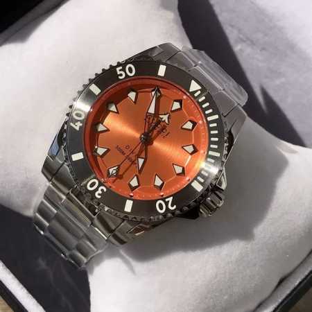 3120古驰 Gucci Dive 系列腕表全新亮相，男士机械表，防眩目蓝宝石玻璃，超强夜光，200M防水，316精钢表壳表带，表径~40Mm，中性款式。瑞士进 - 点击图像关闭