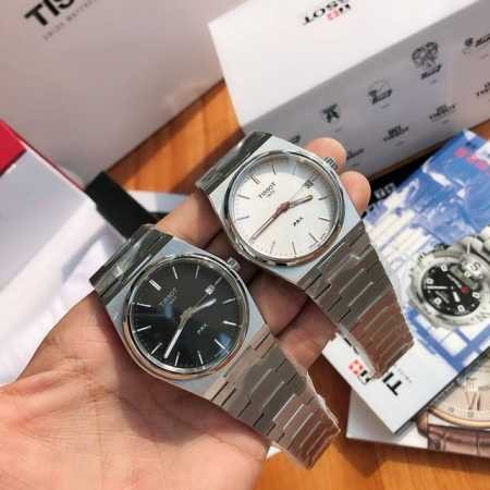 暮光银、夜幕黑 秉持创新源于传统的品牌理念，天梭表推出一款配备了“一体式精钢表链” 融表链，表耳，表壳于一体 的腕表，并为其配了酒桶型表壳。方寸之间却有匠心独运 - 点击图像关闭