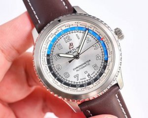 白壳 金壳 Bls新品 V2系列 百年灵飞行员传奇航空系列，经典之作，设计简约大气，时尚优雅，自动机械腕表，它搭载2824的机芯，走时准确，性能稳定。表壳直径为