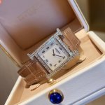 当几何棱角邂逅璀璨钻石 时间，便成了最优雅的艺术品 爱马仕方钻鳄鱼皮手表 以建筑般的利落线条，重塑腕间美学 方形表壳勾勒现代风范 满镶钻石演绎光影魔法 每一颗精