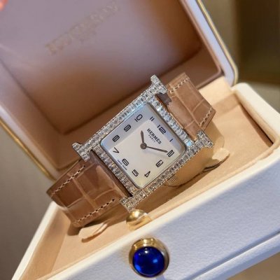 当几何棱角邂逅璀璨钻石 时间，便成了最优雅的艺术品 爱马仕方钻鳄鱼皮手表 以建筑般的利落线条，重塑腕间美学 方形表壳勾勒现代风范 满镶钻石演绎光影魔法 每一颗精