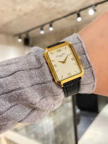 迪奥 Dior 经典Malice系列款，非常罕见的一款中古手表，316精钢材质，经典罗马刻度简约时尚国际范，日本进口石英机芯，表扣施华洛世奇水晶镶石，简约中更贴