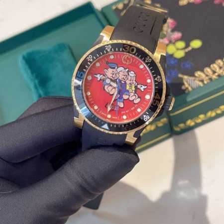白 金 Gucci新款中性潜水表，40 Mm表径，以品牌标志性猫头图案和夜光显示为表盘。应用不锈钢材质，经缎面拉丝润饰，并搭配与表盘配色一致的橡胶表带。表盘单向 - 点击图像关闭