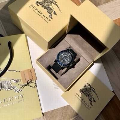 新款到！英国经典奢侈品牌，Burberry 巴宝莉石英男表，Bu9806，巴宝莉永恒经典的格子风格渗透到表盘上，既典雅又不失美感，原装瑞士机芯，蓝宝石玻璃镜面，