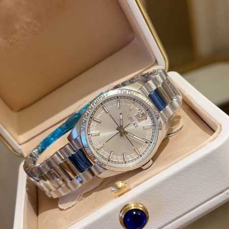 金 Versace Millenyium Lady腕表，表壳上 12 点位置饰有品牌标志性Medusa和Versace Logo，彰显力量与精致感。内表盘、表圈 - 点击图像关闭