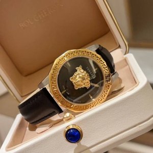 Versace 范思哲专柜最新款，神秘时间石英女表，简约双指针，镂空表壳，双层玻璃，表盘中央有3D美杜莎头像，精美绝伦，表圈珐琅顶环刻有希腊回纹，搭载进口石英机