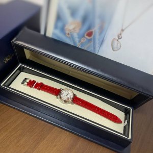 快乐五钻 30Mm.33Mm 这款 Happy Sport精钢腕表时尚而温婉，其内部搭载石英瑞士机芯。 造型流畅、极具动感的表壳搭配皮表带和富有现代感的太阳白色
