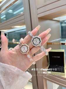 香奈儿Chanel 爆款秋冬新款 香奈儿Chanel贵族少女腕表：精致奢华；整表采用镶嵌技术；精钢表壳：珍珠母贝；包镶流动透明水钻！壳直径28×28Mm 实拍