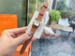 配图片全套包装 hermes小方表强势到货代购级别 原单品质 .简约时尚的爱马仕手表深受年轻人的喜爱 以及魅力十足的包装 绝对是送给另一半的首选 进口瑞士石英机