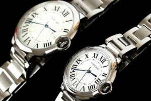特价 卡地亚 Cartier 蓝气球系列 蓝宝石水晶玻璃镜面 经典折叠扣 ，分大中小三个大小，大号表盘：41Mm宽 10Mm厚 中号表盘33Mm 9Mm厚 小号
