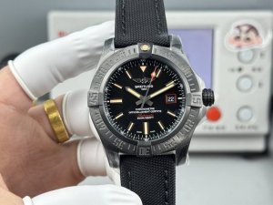 V2版本 -V4版本 Gf V4版百年灵复仇者系列黑鸟侦察机44系列，升级表盘背面刻字 机芯按照原版独家打磨，44X12.7Mm，2824自动机械机芯，蓝宝石镜