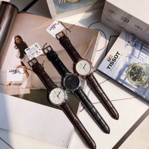 原盒:50 专柜最新款 独家发售。天梭t122 卡森系列男表。简约表盘设计，表径40Mm，8毫米超薄表盘，上手舒适！简单优雅的设计深受消费者喜爱，蓝宝石玻璃，3