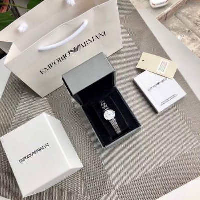 阿玛尼原单 简约气质 天然贝母小表盘 品牌：Emrio Armani／阿玛尼 型号：Ar1763 机芯种类：石英表 手表种类：女表 表盘形状：圆形 表扣：双按蝴