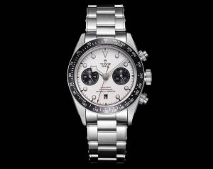 白 ，金 Tudor帝舵 碧湾计时型 Black Bay Chrono 精钢款腕表！ 细致刻画表盘完美对称，纹路清晰、提升质感与美感！采用磨砂及磨光316L精钢