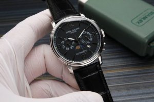 白 . 金玫 . 百达翡丽全新推出月相多功能机械腕表 本款手表搭载进口超稳定9100机械机芯 一款集月份 星期 日历 星辰 夜光功能于一身 42Mm表径 表壳采