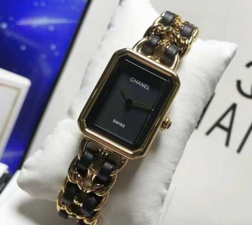中古女表设计的天花板 香奈儿 1987年 Coco Chanel 应邀 为好莱坞女星 Gretagarbo 设计一款女表自此 Chanel Permiere 方