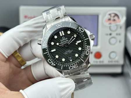 白 -金 Or-Factoy将开启复刻传奇的篇章。 这一前沿风尚的欧米茄海马300米系列腕表，采用进口316L精钢打造而成，表圈采用韩国高密度陶瓷，饰以白色珐琅 - 点击图像关闭