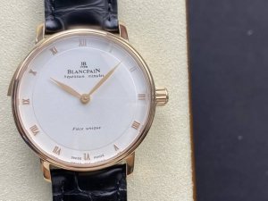 宝珀 又称天地良心珀 1993年首款春宫表诞生，便引起了业界轰动！春宫表绝对是腕表史上绝无仅有的艺术品之一。每一幅都通过传统的真人模特雕刻而成，也许你认为春宫的