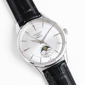 浪琴 Longines 军旗系列 经典复刻日月星辰腕表 新款上市 Zf4 字面 采用弧形设计 同时搭配太阳玟 时分针夜光涂层 无论日夜均可清晰显时 镶嵌立体时标