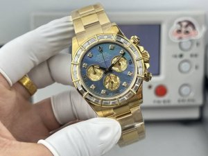 贝壳眼: -铂金眼: ppm改装，双层铂金眼，隐藏款竹节钻迪通拿 采用真莫桑钻圈口 内置4801机芯，可原装4130机芯。 在时光的长河中，每一块手表都承载着独