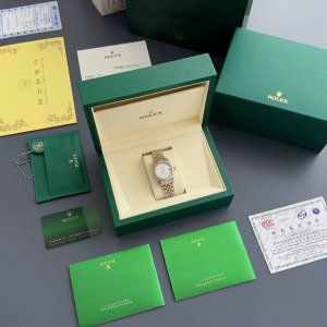 劳力士日志型31Mm腕表 10颗方钻的璀璨宣言 在腕间方寸，劳力士以31Mm的精致尺寸，为女性打造出优雅与奢华的双重盛宴。11颗方钻环绕表圈，每一颗都如时光的璀