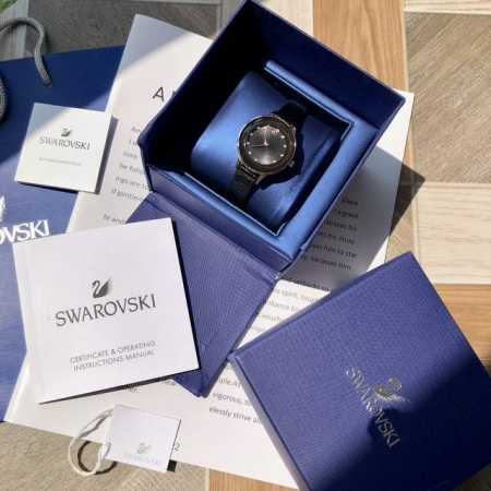 Swarovski.施华洛世奇专柜同款，极致优雅之作，Pvd表壳镶有逾1300颗施华洛水晶，彰显迷人风采，加上12点位置的天鹅标志，为整体设计增添点缀，这款瑞士 - 点击图像关闭