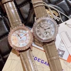 积家约会系列月相珠宝腕表，体现出了积家的精妙之芯时间之艺，表圈及表盘内珠宝工匠们精心打磨镶嵌的钻石，让时间每一帧每一秒都闪耀迷人。珍珠贝母表盘上奢华镶钻搭配进口