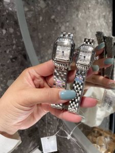 白 金 钻 30 卡地亚 猎豹手表，新款 无刻度面 华丽而不羁，是panthère De Cartier猎豹所传达的美学风格。它线条流畅，魅惑动人，柔软服帖于腕