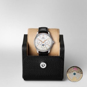 白壳 认准3836机芯，非市场丹东机芯可比 新品上市 经典之作 万国-Iwc 男士腕表 全自动3836机械机芯 矿物强化玻璃 316L精钢表壳 真皮表带 简约时