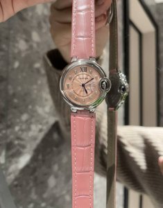 皮带 钢带+20 钻40 卡地亚 蓝气球！Q厂33Mm 经典表盘，重磅来袭全球最火的款式之一！可以承载岁月的经典之作，永不过时！！机芯为石英机芯。世界顶级的珠宝
