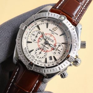 统一 新品首推 全新百年灵复仇者b01计时腕表原版开模顶级复刻硬核登场 Avenger B01 Chronograph 45 直径大气的45Mm精钢表壳配以炭黑