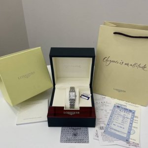 优雅系列 戴卓维纳系列女士方盘腕表，表盘21Cm，女士石英腕表，Tank同款腕表，手表本身的设计很简约，银色也是低调奢华的Feel，适合各种穿搭，休闲风.温柔风