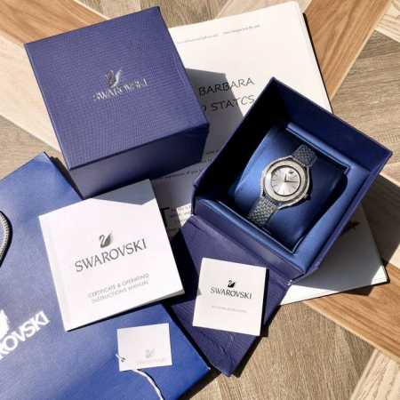 Swarovski.施华洛世奇专柜同款，极致优雅之作，Pvd表壳镶有逾1300颗施华洛水晶，彰显迷人风采，加上12点位置的天鹅标志，为整体设计增添点缀，这款瑞士 - 点击图像关闭