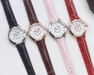 白壳 ，金壳 ，钢带20，陶瓷带40 品牌：香奈儿-Chanel 类型：女士腕表 壳套：顶级版316精钢L 表带：进口小牛皮表带 316L精钢表带 机芯：进口石